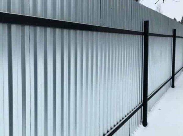 Что выбрать для забора: штакетник или профнастил Что выбрать для забора: штакетник или профнастил