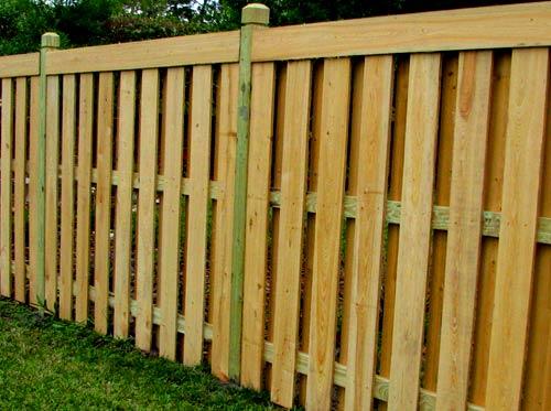 Строительство забора из дерева и камня Строительство забора из дерева и камня