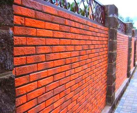 Строительство кирпичного забора Строительство кирпичного забора