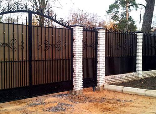 Забор из поликарбоната на металлическом каркасе Забор из поликарбоната на металлическом каркасе