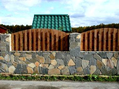 Строительство забора из дерева и камня Строительство забора из дерева и камня