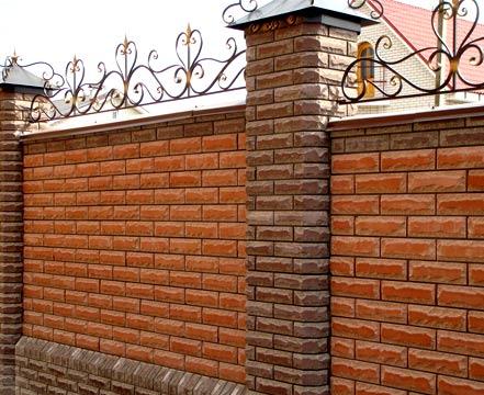 Строительство кирпичного забора Строительство кирпичного забора