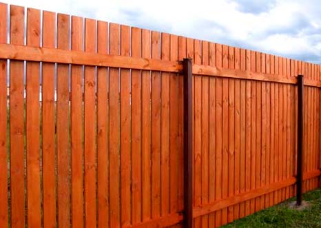 Строительство забора из необрезной доски Строительство забора из необрезной доски