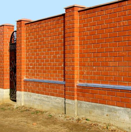 Строительство кирпичного забора Строительство кирпичного забора