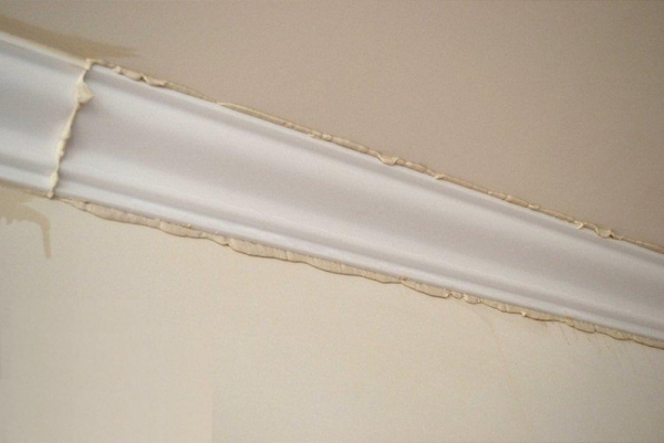 Как резать потолочный плинтус в углах: инструкция и рекомендации Как резать потолочный плинтус в углах: инструкция и рекомендации