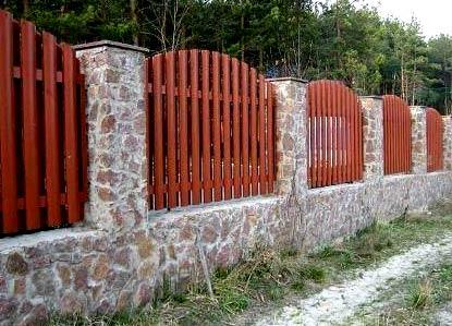Строительство забора из дерева и камня Строительство забора из дерева и камня