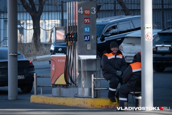 Нефтяная страна осталась без топлива? В правительстве предложили закупать бензин в азии — когда закончится дефицит и что с ценами