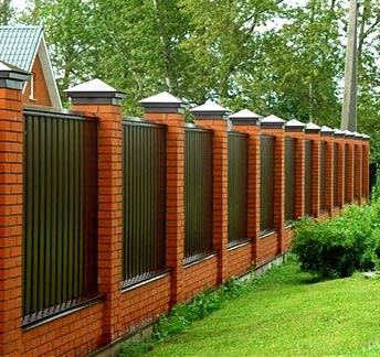 Строительство кирпичного забора Строительство кирпичного забора