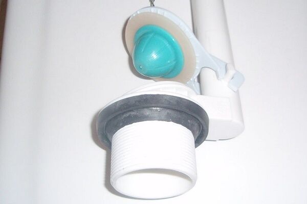 Как провести ремонт унитаза своими руками: разбор распространенных поломок Как провести ремонт унитаза своими руками: разбор распространенных поломок