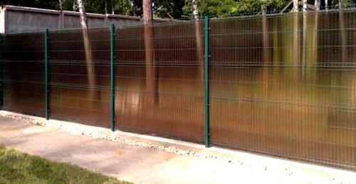 Забор из поликарбоната на металлическом каркасе Забор из поликарбоната на металлическом каркасе