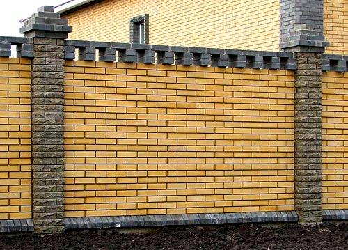 Кладка столбов забора из облицовочного кирпича Кладка столбов забора из облицовочного кирпича