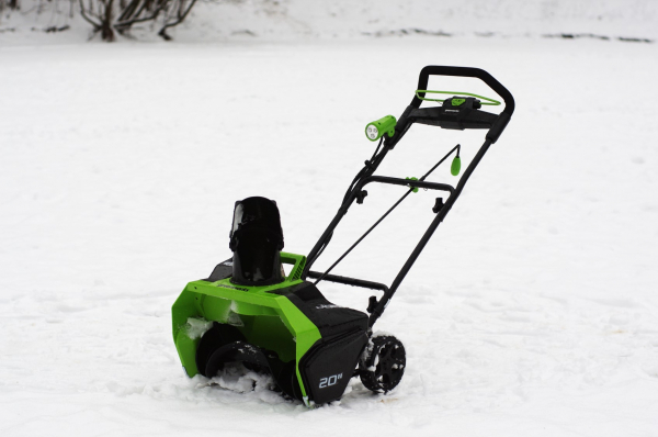 Уборка снега без бензина: как аккумуляторная техника меняет зимний быт Уборка снега без бензина: как аккумуляторная техника меняет зимний быт