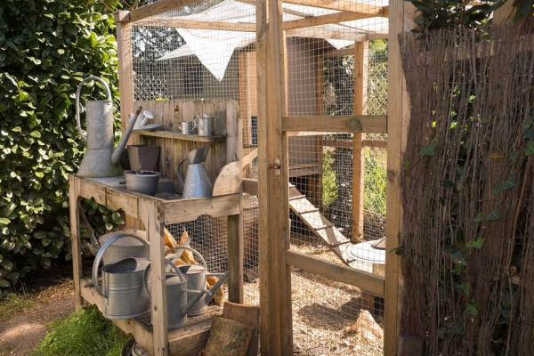 Курятник своими руками: предварительная подготовка и пошаговая инструкция изготовления Курятник своими руками: предварительная подготовка и пошаговая инструкция изготовления