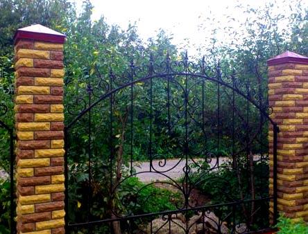 Кладка столбов забора из облицовочного кирпича Кладка столбов забора из облицовочного кирпича