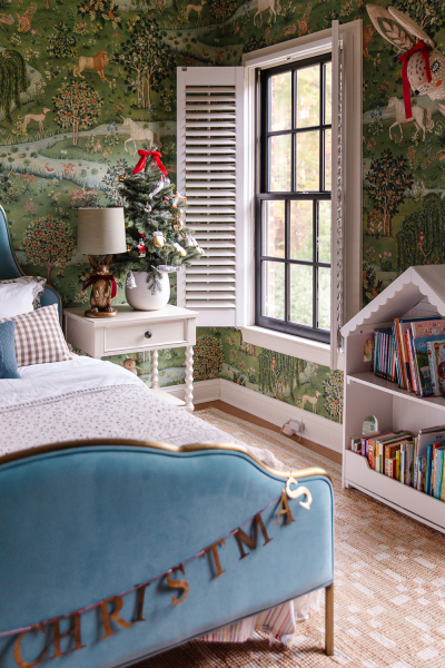 Большой и красивый дом американского блогера, элегантно украшенный к праздникам Большой и красивый дом американского блогера, элегантно украшенный к праздникам