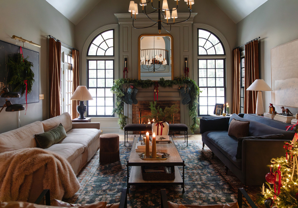 Большой и красивый дом американского блогера, элегантно украшенный к праздникам Большой и красивый дом американского блогера, элегантно украшенный к праздникам