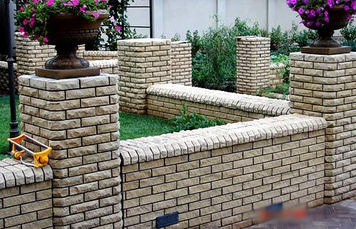 Строительство забора из белого и красного кирпича Строительство забора из белого и красного кирпича