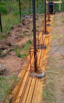 Строительство забора из белого и красного кирпича Строительство забора из белого и красного кирпича