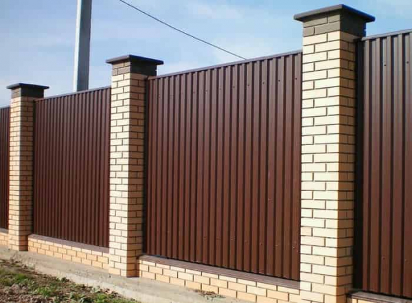 Что выбрать для забора: штакетник или профнастил Что выбрать для забора: штакетник или профнастил