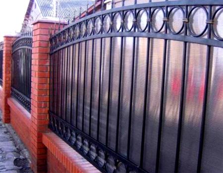 Забор из поликарбоната на металлическом каркасе Забор из поликарбоната на металлическом каркасе