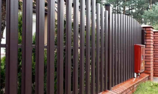 Что выбрать для забора: штакетник или профнастил Что выбрать для забора: штакетник или профнастил