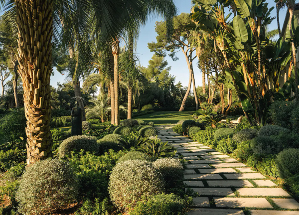 Чудесная вилла 80х на лазурном берегу, окруженная экзотическим садом Чудесная вилла 80х на лазурном берегу, окруженная экзотическим садом