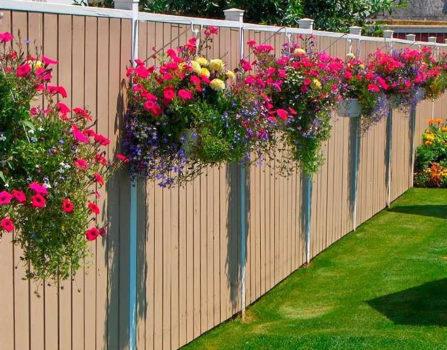 Варианты дизайна забора из профнастила Варианты дизайна забора из профнастила