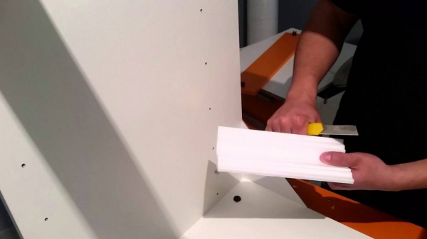 Как резать потолочный плинтус в углах: инструкция и рекомендации Как резать потолочный плинтус в углах: инструкция и рекомендации