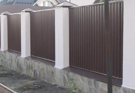 Варианты дизайна забора из профнастила Варианты дизайна забора из профнастила