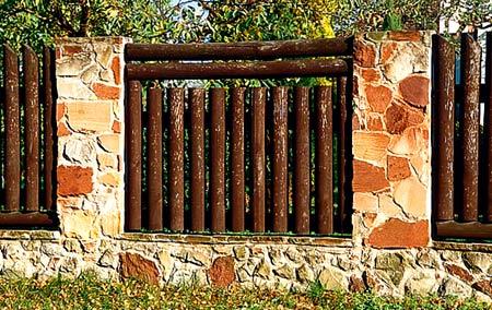 Строительство забора из дерева и камня Строительство забора из дерева и камня