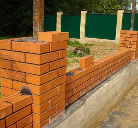 Строительство кирпичного забора Строительство кирпичного забора