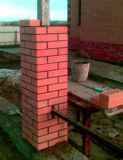 Строительство забора из белого и красного кирпича Строительство забора из белого и красного кирпича