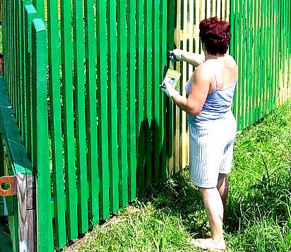 Установка забора из деревянного штакетника Установка забора из деревянного штакетника