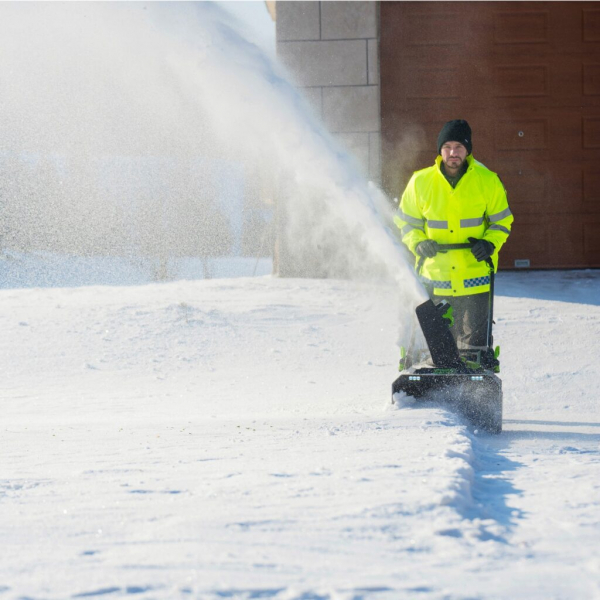 Как устроена работа снегоуборочной техники в коммерческих зонах Как устроена работа снегоуборочной техники в коммерческих зонах