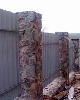 Варианты дизайна забора из профнастила Варианты дизайна забора из профнастила