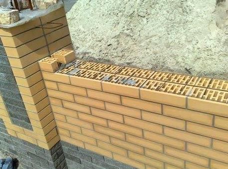 Строительство кирпичного забора Строительство кирпичного забора