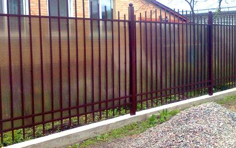 Забор из поликарбоната на металлическом каркасе Забор из поликарбоната на металлическом каркасе