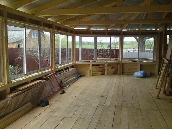 Как пристроить  веранду к дачному домику и остеклить