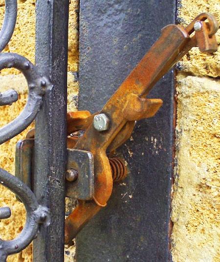 Как сделать задвижку на калитку Как сделать задвижку на калитку