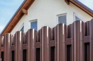 Что выбрать для забора: штакетник или профнастил Что выбрать для забора: штакетник или профнастил