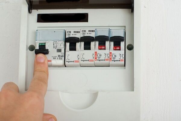 Как установить выключатель света: пошаговые инструкции для подключения типовых выключателей Как установить выключатель света: пошаговые инструкции для подключения типовых выключателей