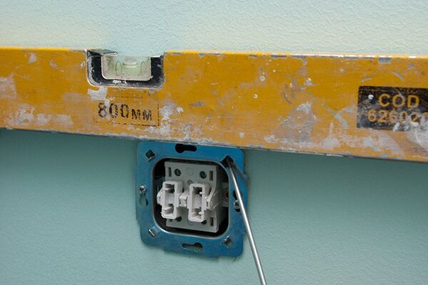 Как установить выключатель света: пошаговые инструкции для подключения типовых выключателей Как установить выключатель света: пошаговые инструкции для подключения типовых выключателей