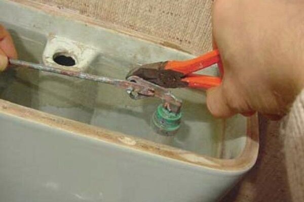 Как провести ремонт унитаза своими руками: разбор распространенных поломок Как провести ремонт унитаза своими руками: разбор распространенных поломок