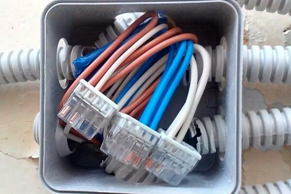 Клеммы для соединения проводов: какие клеммники лучше и как с ними работать