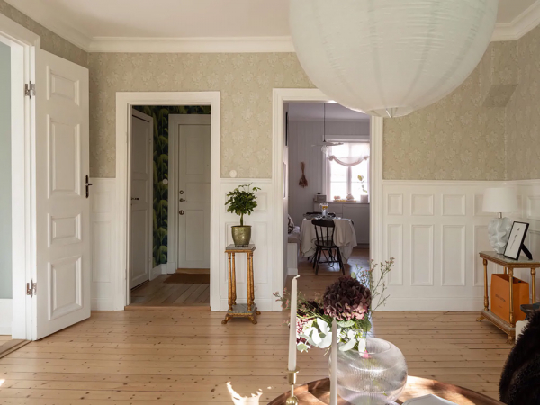 Красивые настенные панели и цветочные обои: уютная квартира в гётеборге Красивые настенные панели и цветочные обои: уютная квартира в гётеборге