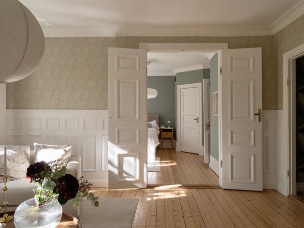 Красивые настенные панели и цветочные обои: уютная квартира в гётеборге Красивые настенные панели и цветочные обои: уютная квартира в гётеборге