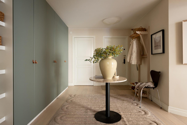 Кремовый интерьер современной скандинавской квартиры (66 кв. М)