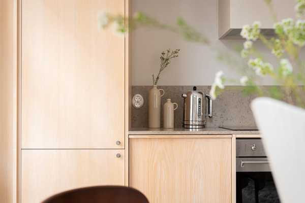 Кремовый интерьер современной скандинавской квартиры (66 кв. М)