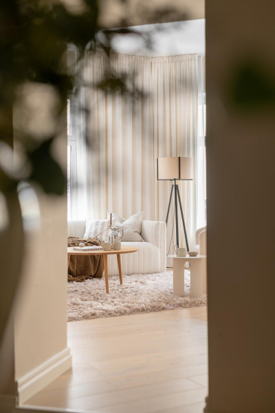 Кремовый интерьер современной скандинавской квартиры (66 кв. М)