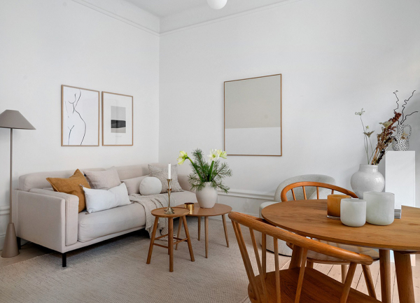 Маленькая белая квартира-студия со спрятанной спальней (34 кв. М) Маленькая белая квартира-студия со спрятанной спальней (34 кв. М)